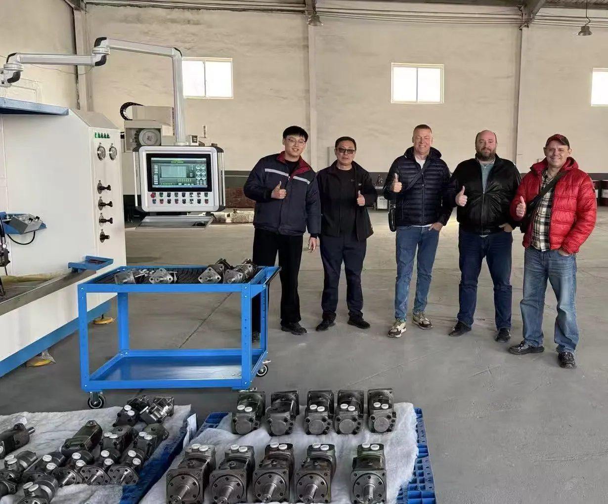 Errusiako bezeroek Qingdaoko Yushan motor hidraulikoen fabrika bisitatu zuten ikuskatzeko eta iritziak trukatzeko.